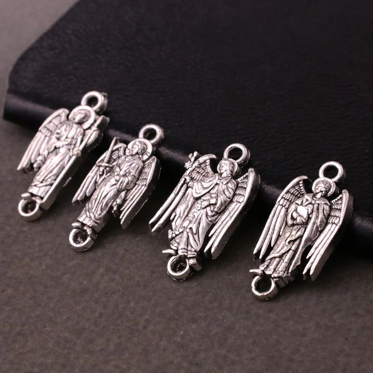 4Pcs The Archangel Medal Chris - огляд і ціна Jewelry Making Michaels